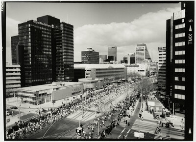 Churchillplein, 1997 Uit de serie Op grond van Rotterdam, 1997 © Niek Deuze Stadsarchief Rotterdam