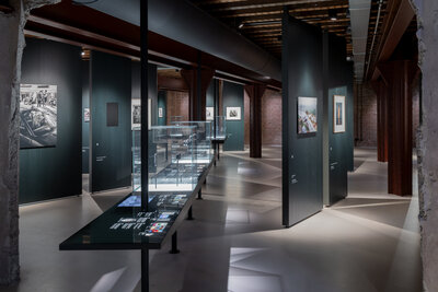 Nederlands Fotomuseum, Eregalerij, tijdlijn | Gallery of Honour, timeline © Iwan Baan