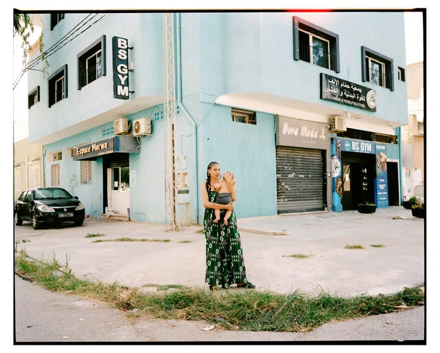 Sourhene and son, Hammam Lif, uit de serie Tunsesian Courtyard, 2025 © Marwan Magroun