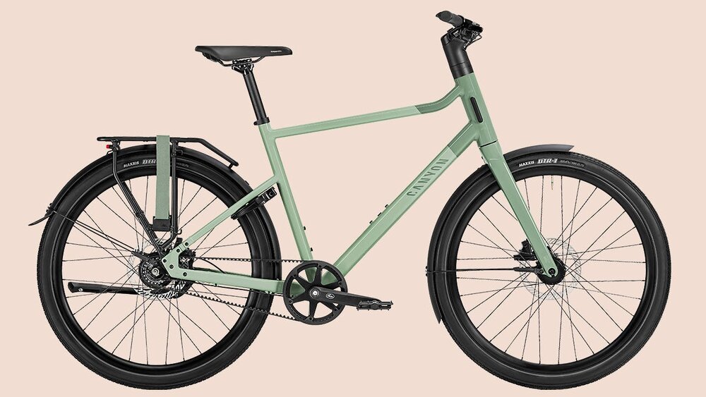 Een sportieve stadsfiets en parfums met de geur van steen