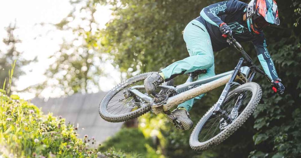 Canyon Sender CFR Underdog im Test: Günstig bergab flubbern