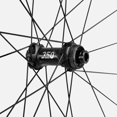 2025_top-2_Gear-COM_Canyon-Gravel-Wheelset-GR30-CF_10014610_-_front-hub-and-graphic.jpg