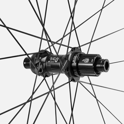 2025_top-1_Gear-COM_Canyon-Gravel-Wheelset-GR30-CF_10014610_-_rear-hub-and-graphic.jpg