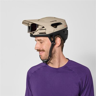 2025_M-top-5_Apparel_CAYN-Canyon-Deflectr-Helmet-ORH01_9102440_bg-bk_glasses-grippers-man.jpg