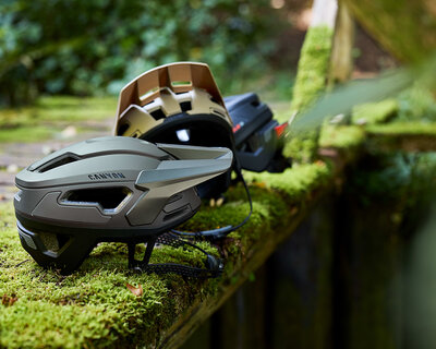 2025_REQ_Apparel_Canyon-Deflectr-Helmet-ORH01_9102440_-_318-Group-Beauty-Shots-Job-406-SR