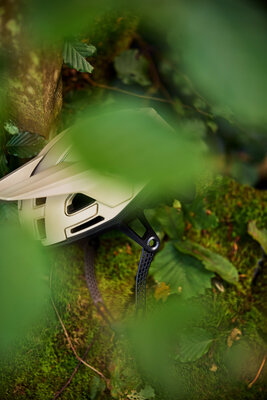 2025_REQ_Apparel_Canyon-Deflectr-Helmet-ORH01_9102440_bg-bk_247-TeaserHighBar-Beauty-Shots-Job-406-SR