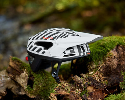 2025_REQ_Apparel_Canyon-Deflectr-Helmet-ORH01_9102440_bk-wh_60-Beauty-Shots-Job-406-SR