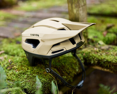 2025_REQ_Apparel_Canyon-Deflectr-Helmet-ORH01_9102440_bg-bk_189-Beauty-Shots-Job-406-SR