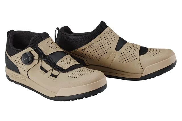2026_alt-4_Apparel_CAYN-Canyon-Loamr-Clip-MTB-shoe_9102452_BG_three-quarter-view-pair