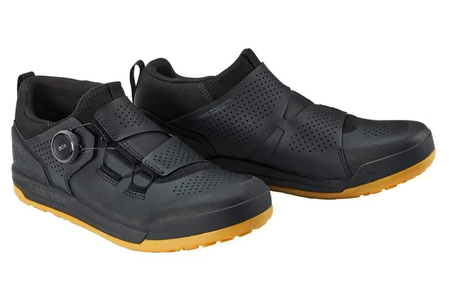 2026_alt-4_Apparel_CAYN-Canyon-Loamr-Clip-MTB-shoe_9102452_BK_3-quarter-view-pair