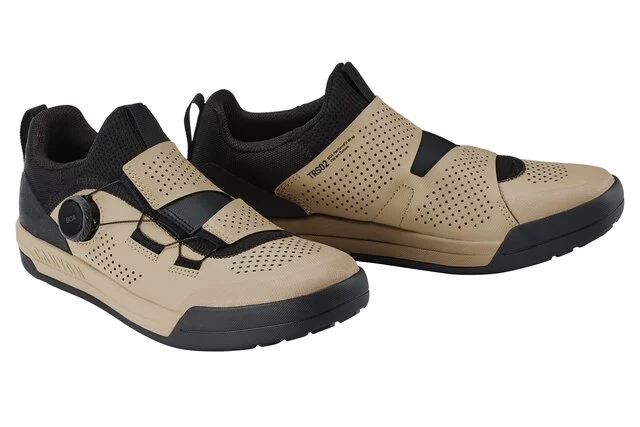 2026_alt-4_Apparel_CAYN-Canyon-Loamr-Flat-MTB-shoe_9102453_BG_three-quarter-view-pair