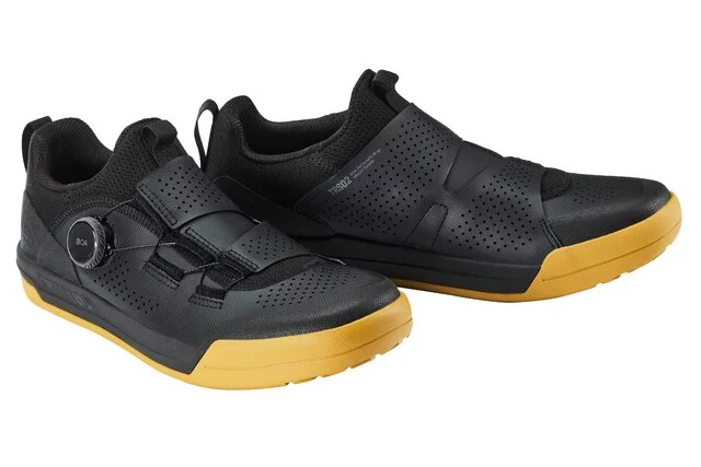 2026_alt-4_Apparel_CAYN-Canyon-Loamr-Flat-MTB-shoe_9102453_BK_three-quarter-view-pair