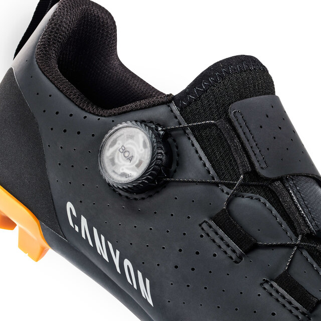 2026_top-3_Apparel_CAYN-Canyon-Tempr-Off-Road-Shoe_9102451_BK_boa-dial.jpg