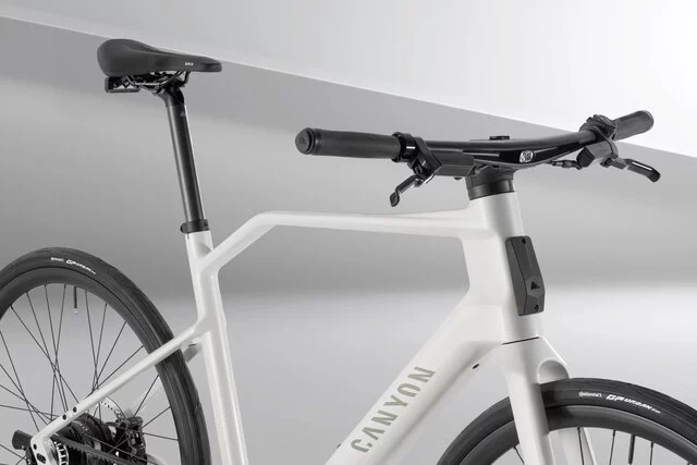 2026_REQ_roadlite-on_cf_4609_-_Job-427-Roadlite-ON-CF-V2X-Red-Dot-Award-Top-Tube