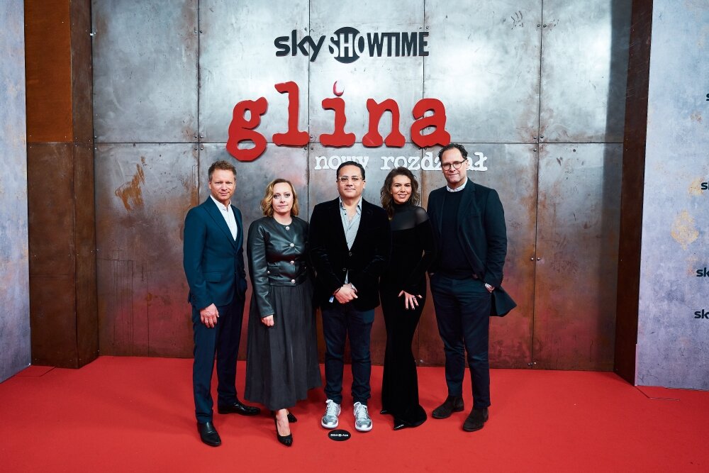 Maciej Stuhr, Edyta Pytlewska-Mele, Monty Sarhan, Nela Maciejewska, Kai Finke_Photo_Marcin Malicki for SkyShowtime.JPG