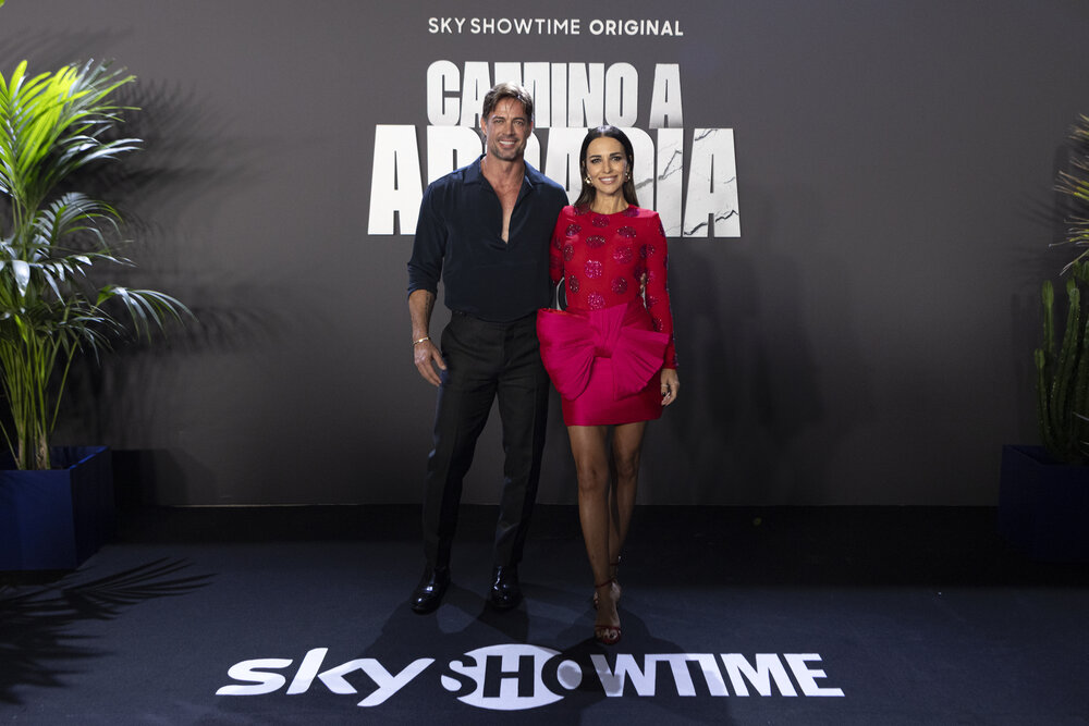William Levy y Paula Echevarría_Camino a Arcadia_SkyShowtime_02.jpg