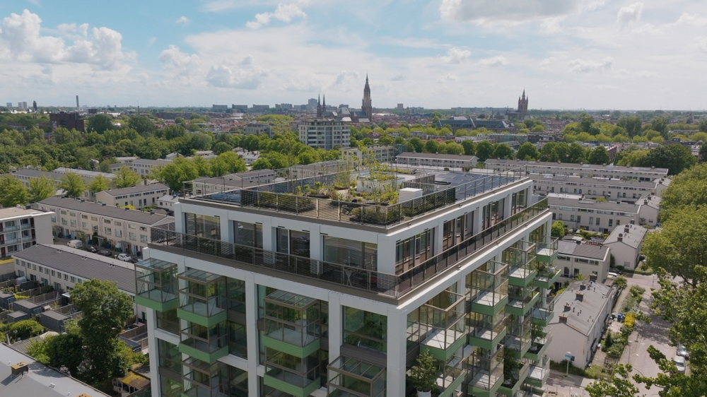 Bewoners nemen intrek in hoogste houten woongebouw