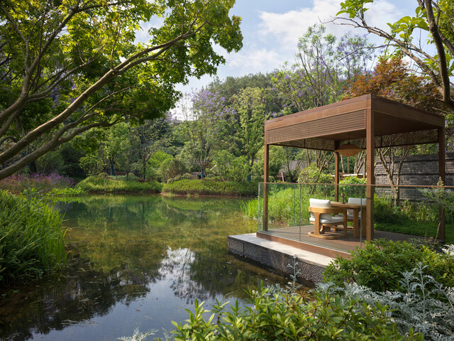 Banyan_Tree_Mount_Emei_One-Bedroom_Lakeside_Villa_courtyard[1].jpg