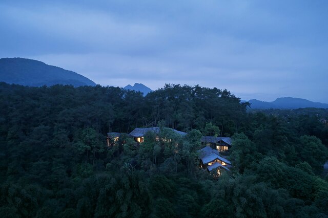Banyan_Tree_Mount_Emei_Study_Room[1].jpg