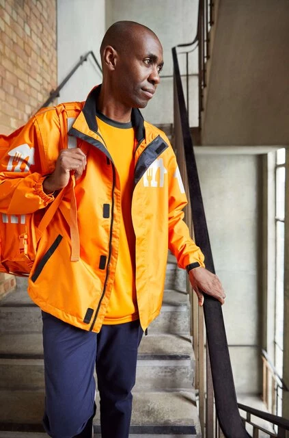 Courier_sRGB_ALL_2021_Courier1-0_Male-stairs-courier-bag-delivery_EXPJUN2026