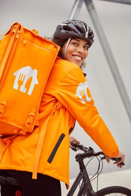 Courier_sRGB_ALL_2021_Courier1-0_Female-Over-The-Shoulder_EXP-JUN2026