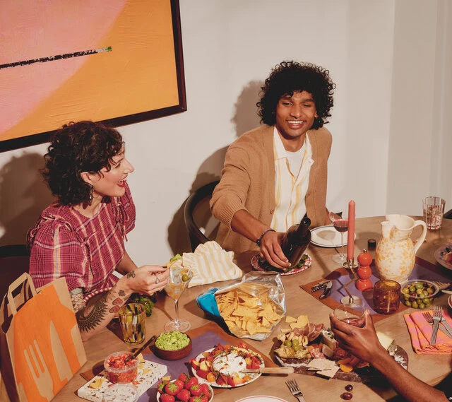 Lifestyle_sRGB_ALL_2025_Hosting_two-friends-delivery-bag-crisps-dips_EXP-JULY2030