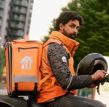 Courier_sRGB_All_2026_20-35_Male_Moped_357x351