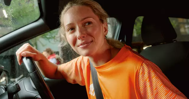 Courier_sRGB_All_2026_21-35_Female_Inside-Car_754x394