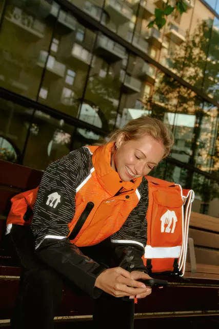 Courier_sRGB_All_2026_21-35_Female_App_Full-Bleed