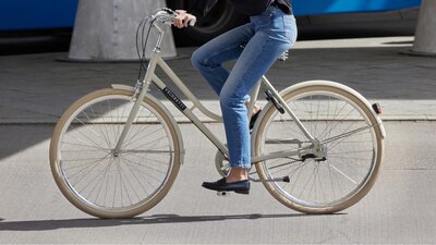 Robyn_Step-through_Pebble Grey_SS Campaign 2023_1