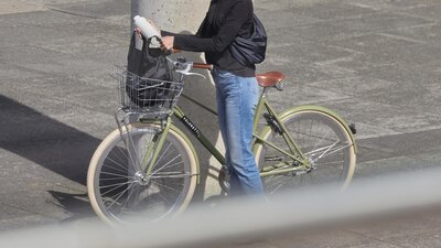 Caferacer_Step-through_Desert Moss_SS Campaign 2023_1