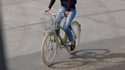 Caferacer_Step-through_Desert Moss_SS Campaign 2023_2