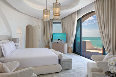 The bespoke Technogym videos on screen at Anantara Santorini Abu Dhabi Retreat.