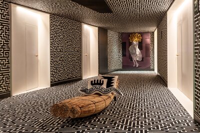 nhow Lima_Aisles Marilyn Mask Labyrinth.jpg