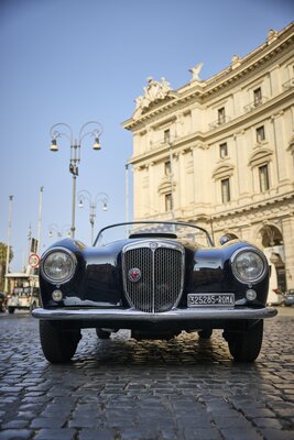 Lancia with Anantara Palazzo Naiadi Roma backdrop.jpg