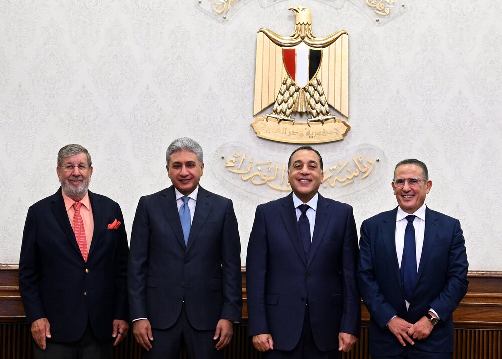 Egyptian PM Mostafa Madbouly, Tourism Minister Sherif Fathi, Hossam El Shaer and William E. Heinecke.