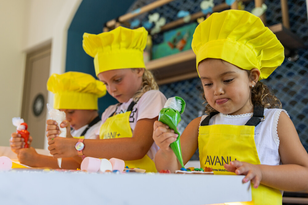 Avani+ Fares Maldives Resort_AvaniKids_Cookie Decoration Class_Kids.jpg