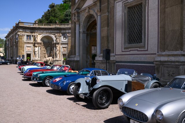 Car line up at Villa Aldobrandini - Anantara Concorso Roma 2026.jpg