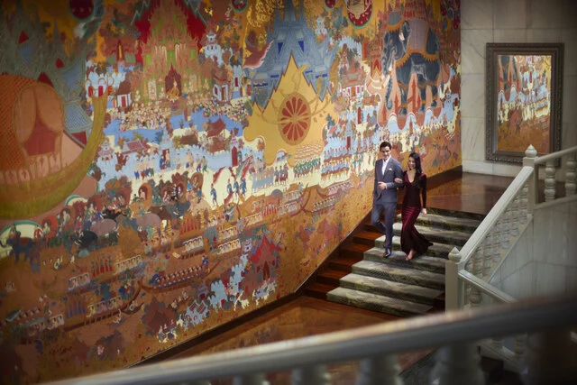Anantara_Siam_Bangkok_Hotel_Lobby_View_Grand_Staricase_Couple_Walking_to_Lobby (1)