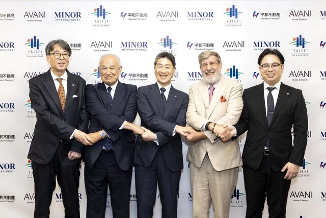 From left to right Mr. Onishi of Kyoto Shimbun, Mr. Tomita of Heiwa Real Estate, Mr. Yamazaki of Taisei Corporation, Mr. William E. Heinecke, Founder and Chairman of Minor International and Mr. Motoyama of Royal Minor Hotels