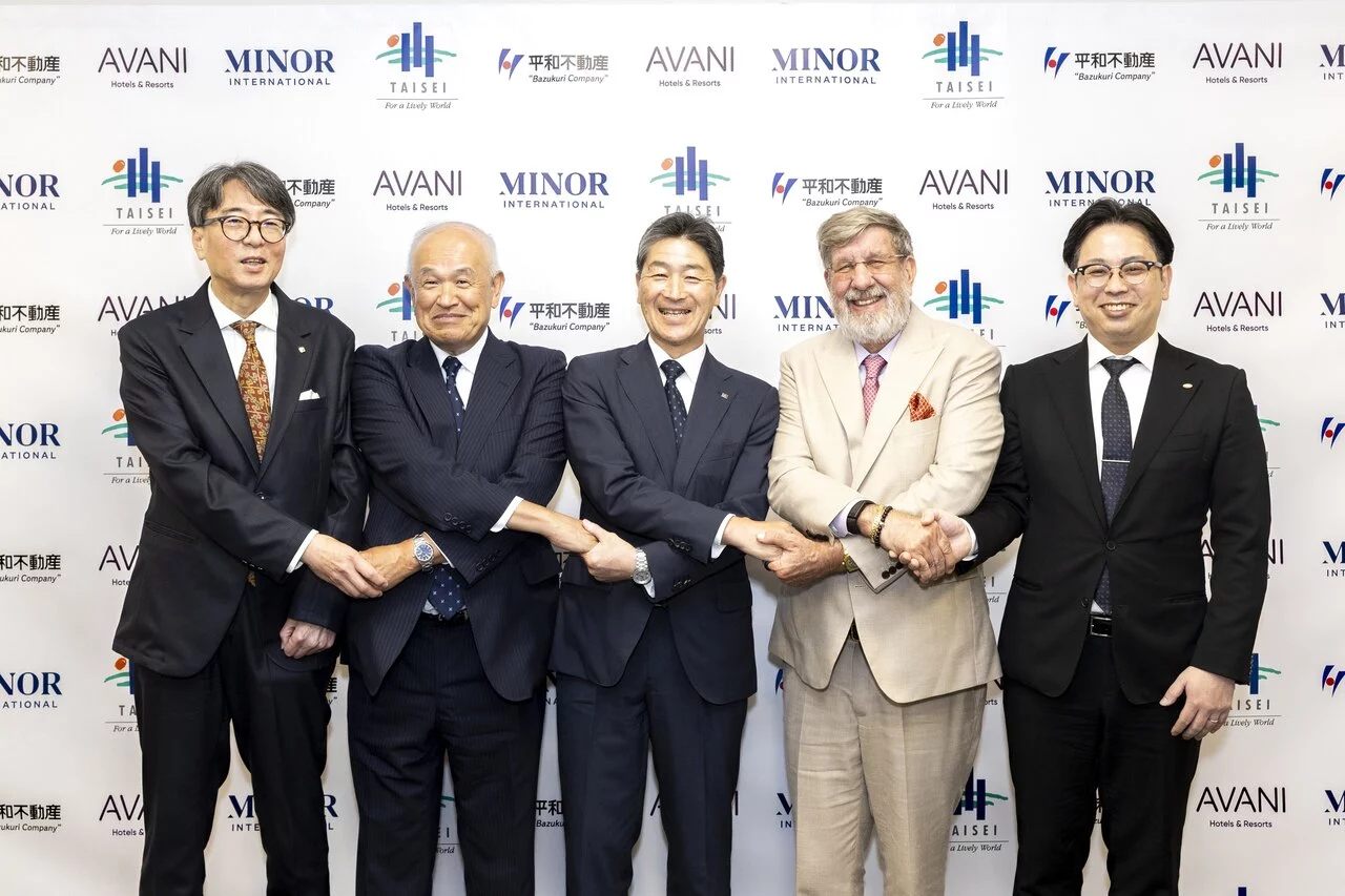From left to right Mr. Onishi of Kyoto Shimbun, Mr. Tomita of Heiwa Real Estate, Mr. Yamazaki of Taisei Corporation, Mr. William E. Heinecke, Founder and Chairman of Minor International and Mr. Motoyama of Royal Minor Hotels
