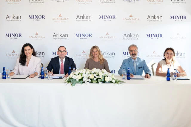 Representatives from Minor Hotels and Arikan Proje Geliştirme A.Ş. sign the agreement for Anantara Retreat Çeşme and Anantara Residences Çeşme in İzmir, marking Minor Hotels’ expansion into Türkiye’s Aegean coast.