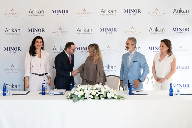 Representatives from Minor Hotels and Arikan Proje Geliştirme A.Ş. sign the agreement for Anantara Retreat Çeşme and Anantara Residences Çeşme.