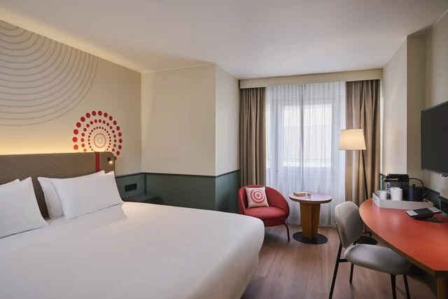iStay_by_NH_Berlin_City_Ost_Room_Superior_King_Bed_Armchair_Book