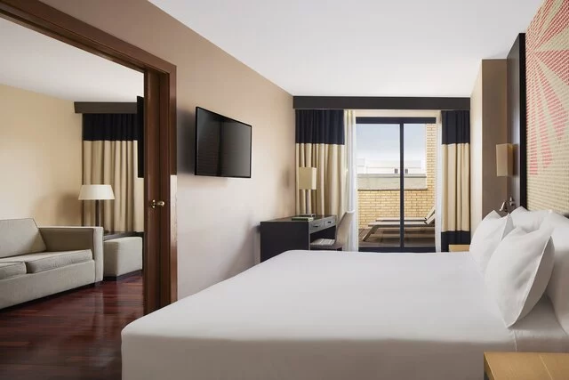 iStay_By_NH_Ciudad_De_Valencia_Hotel_Junior_Suite_Terrace_Natural_Light_Living_Room