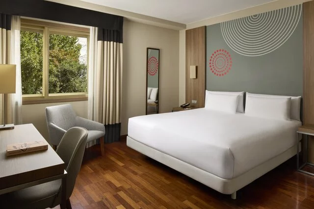 iStay_By_NH_Zaragoza_Sport_Hotel_Standard_Room_King_Size_Bed_Window_Natural_Light