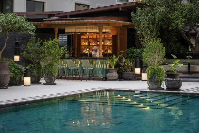 Anantara_Siam_Bangkok_Hotel_Restaurant_Pool_Bar_The_Garden_Terrace_Wide_View