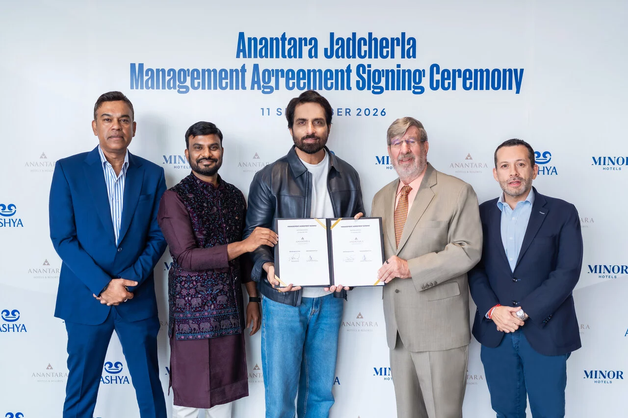 Anantara Jadcherla Hyderabad Resort Signing Ceremony (Left to Right) Seshidhar Mukkasa, Principal Consultant, Maven Hospitality Consultants; Shashider Reddy Munugala, Founder & CEO, ASHYA Group; Sonu Sood, Actor; William E Heinecke, Chairman & Founder, Minor International; Omar Romero, Chief Development and Luxury Officer, Minor Hotels