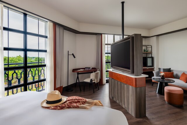 Avani+_Lanexang_Vientiane_Hotel_Room_Grand_Deluxe_Bedroom_TV.jpg