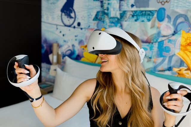 nhow_Frankfurt_Room_gaming_vr_lifestyle_girl_close_up.jpg